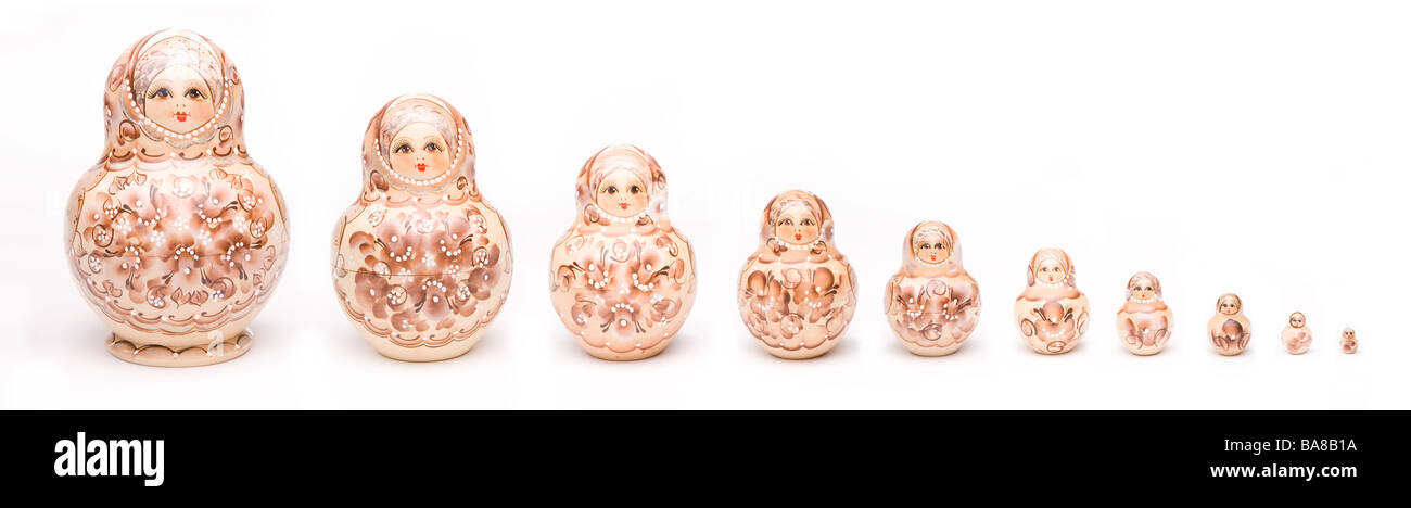 Colorato la nidificazione russo bambole isolato su uno sfondo bianco Foto Stock