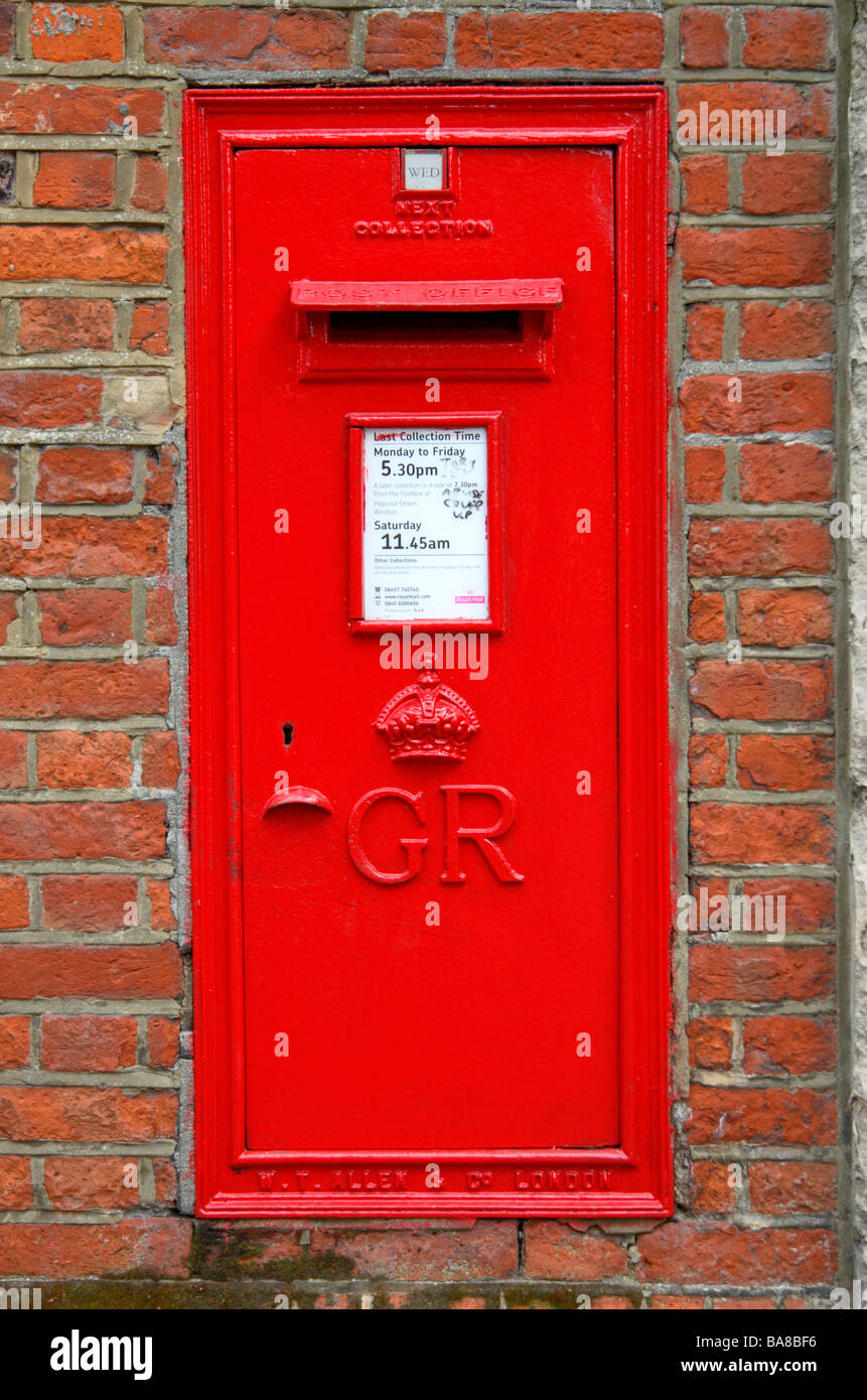 Un rosso brillante Royal Mail casella postale (George Regina) in Windsor, Berkshire, Regno Unito. Foto Stock