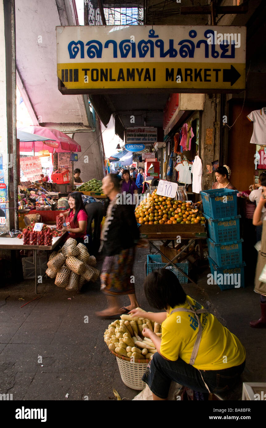 Occupato il marciapiede in scena a Chinatown di Bangkok, Thailandia Foto Stock