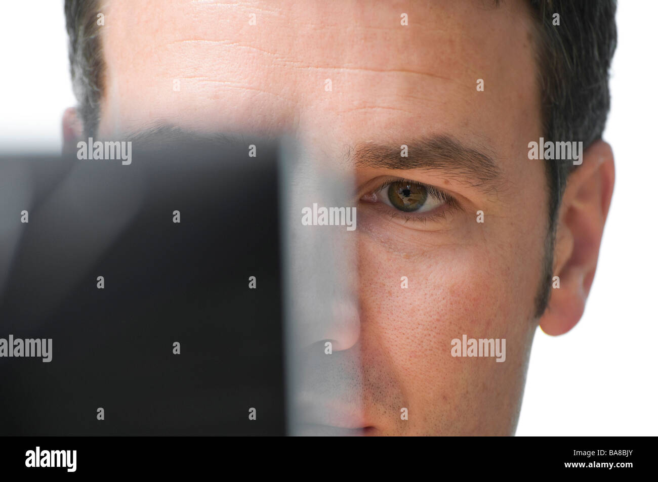 Uomo che guarda sul monitor di un computer Foto Stock