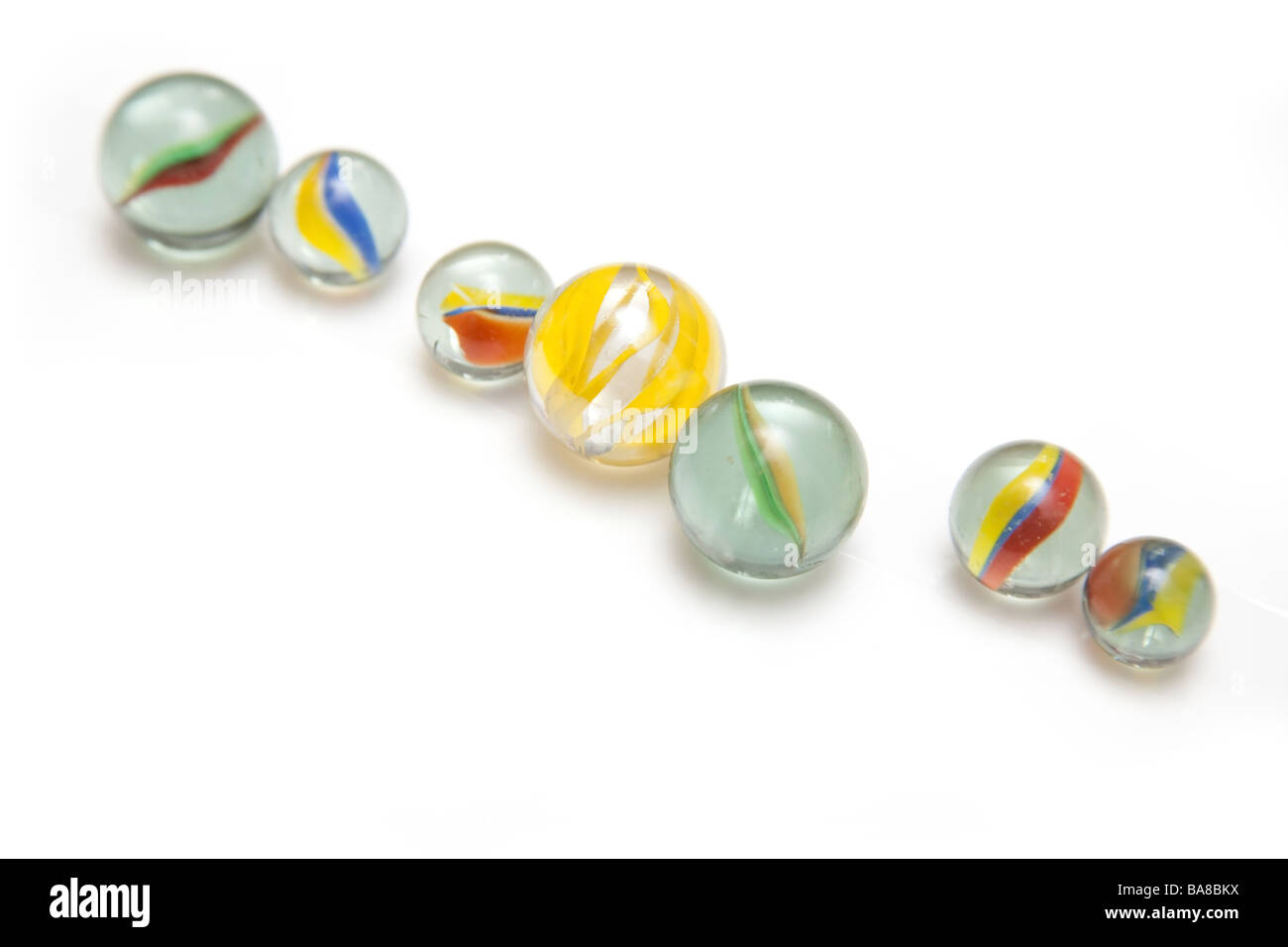 Biglie di vetro isolato su un bianco di sfondo per studio Foto Stock