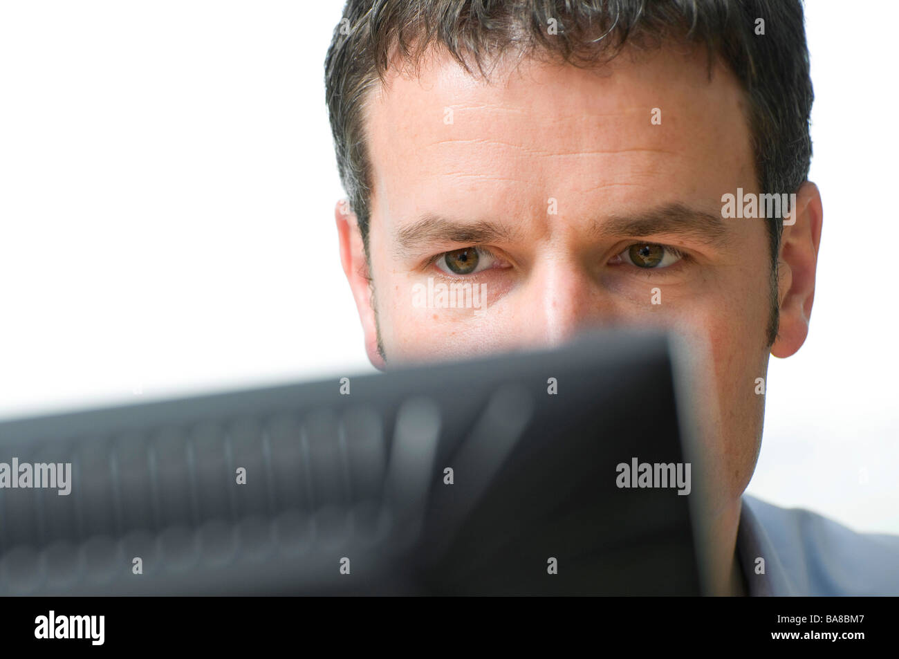 Uomo che guarda sul monitor di un computer Foto Stock