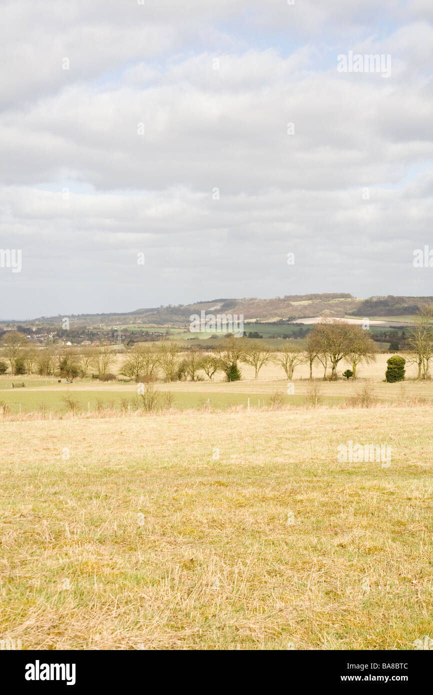 In aperta campagna nel Buckinghamshire in Inghilterra con croce Whiteleaf nella distanza Foto Stock