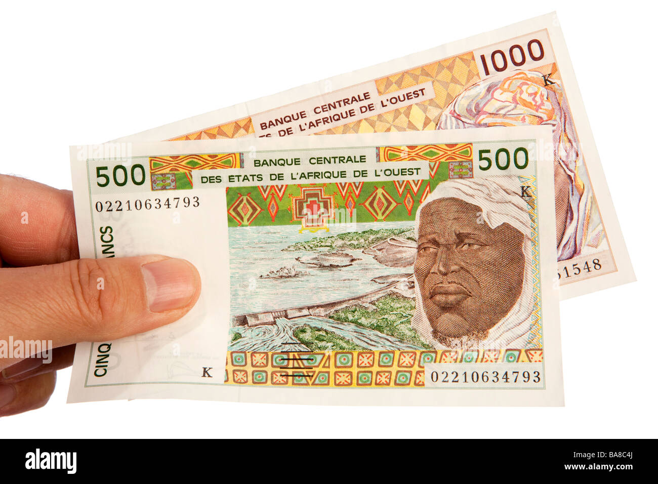 Maschio di denaro mano azienda manciata di senegalesi moneta CFA Foto Stock