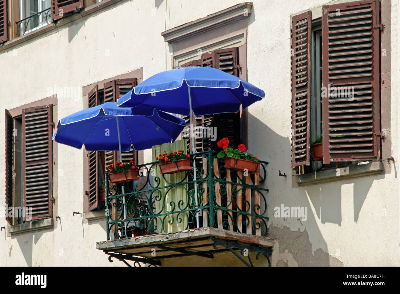 Due sole blu ombrelloni su un balcone a Strasburgo Francia Foto stock -  Alamy