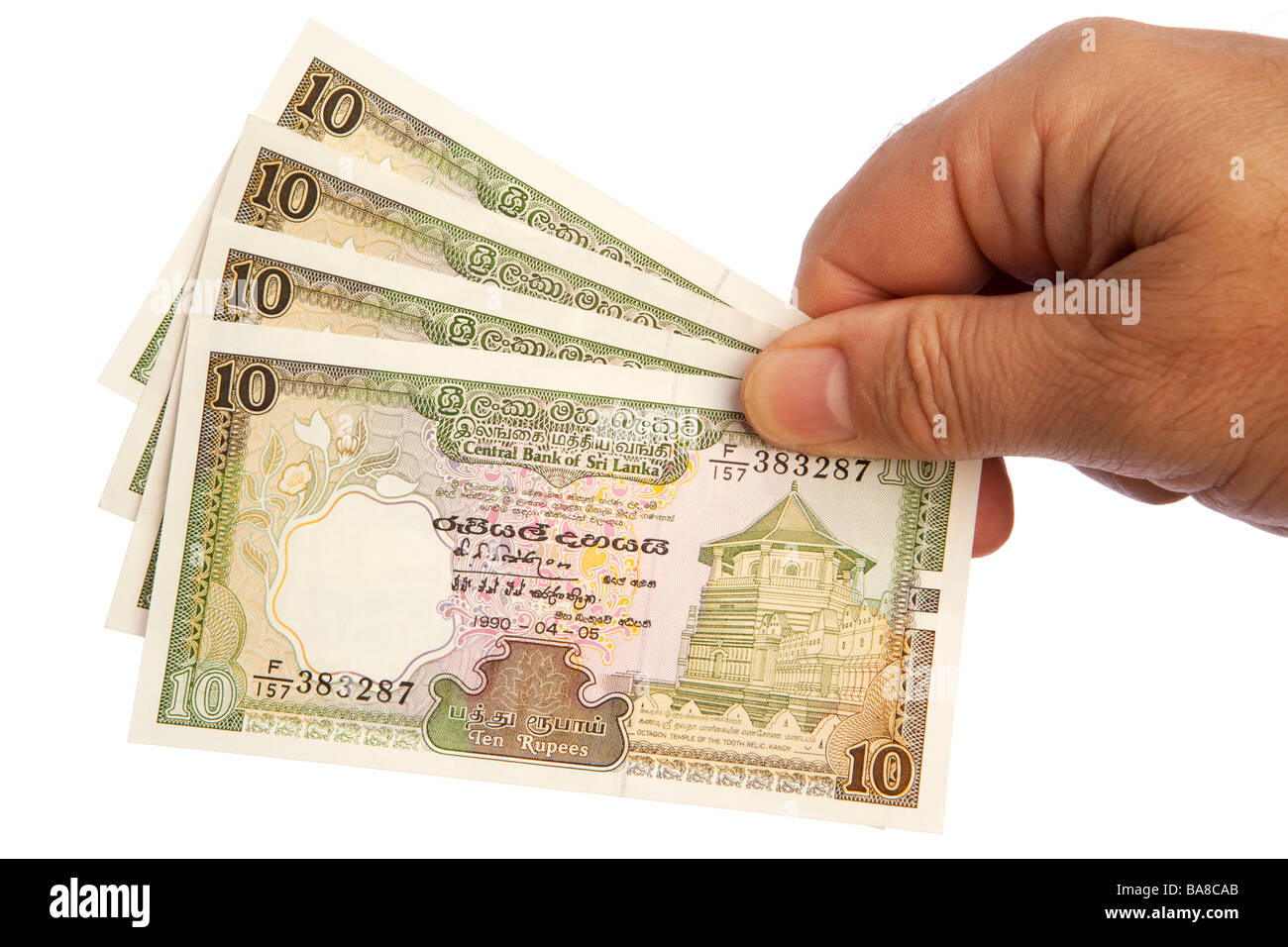 Maschio di denaro mano azienda manciata di dello Sri Lanka 10 rupie banconote Foto Stock