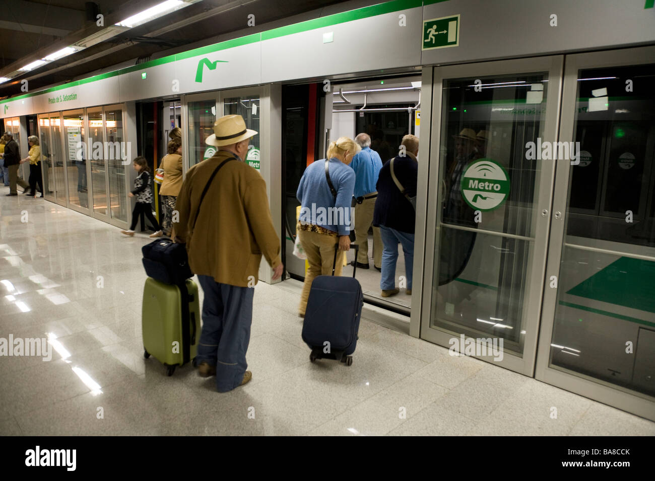 Stazione Prado de San Sebastian piattaforme con i passeggeri in attesa. Siviglia metro sistema. Siviglia. Spagna. Foto Stock