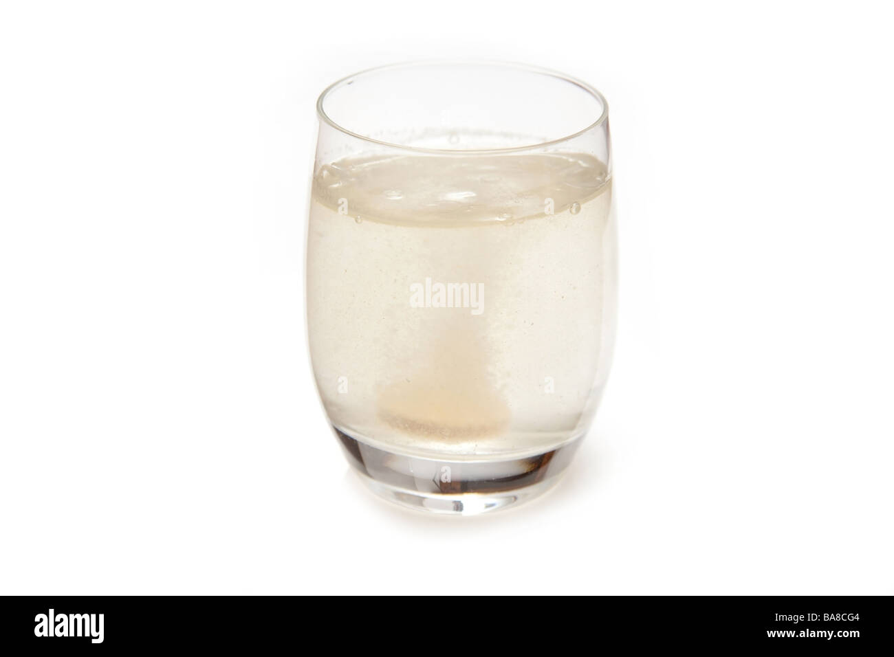 Effervescenti di vitamina C compressa in un bicchiere di acqua Foto Stock