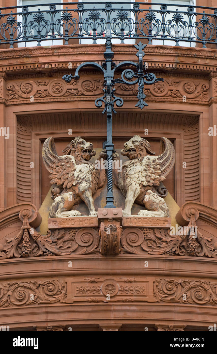 Londra, Inghilterra, Regno Unito. Dettaglio di due leoni alati dal palazzo all'angolo di Fleet Street e Chancery Lane Foto Stock