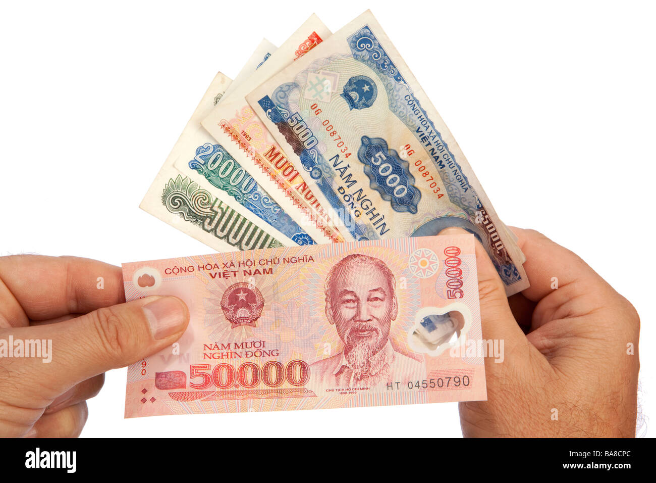 Maschio di denaro mani manciata di moneta vietnamita Foto Stock