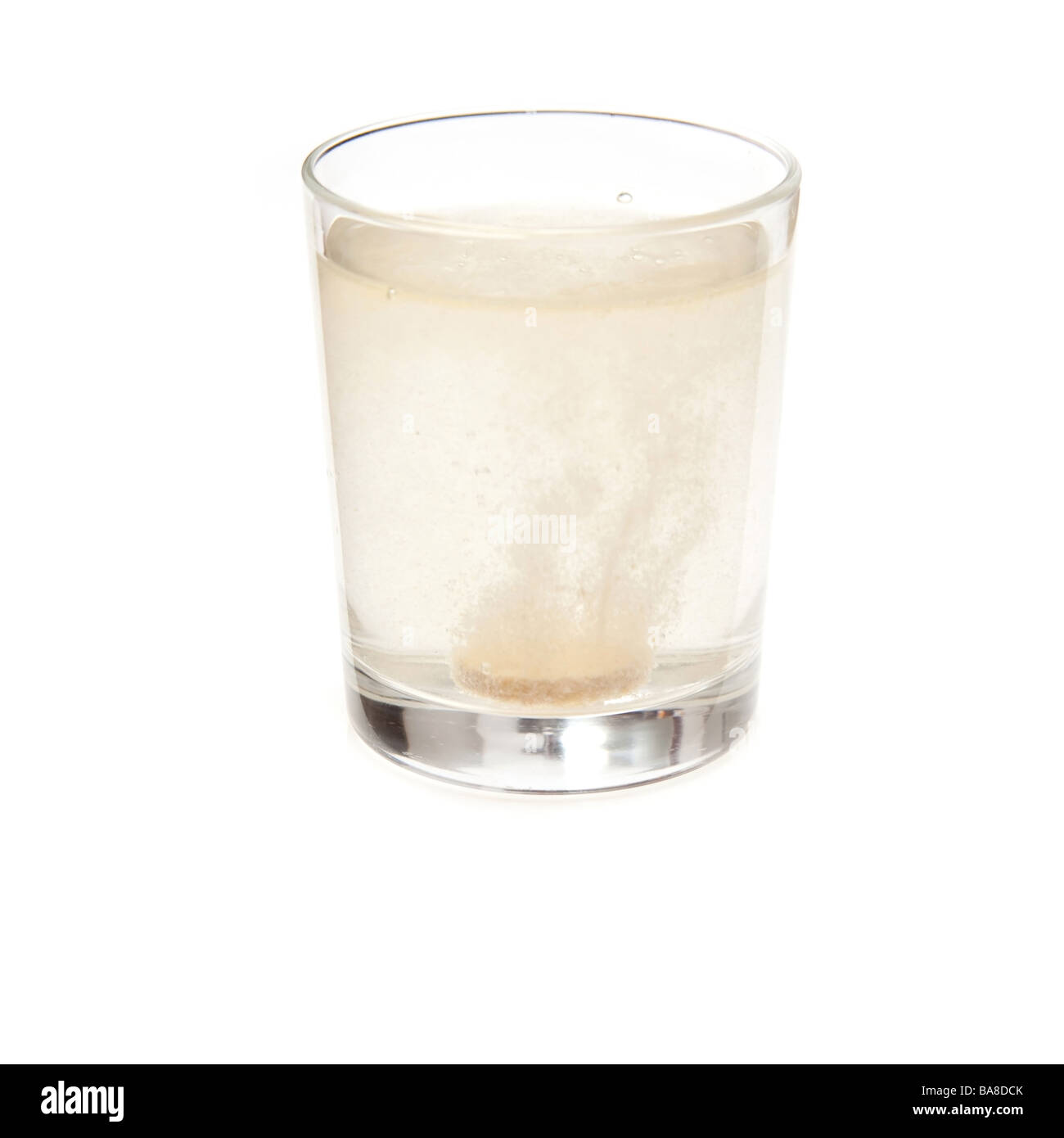 Effervescenti di vitamina C compressa dissoluzione in un bicchiere d'acqua. Isolato su un bianco di sfondo per studio. Foto Stock