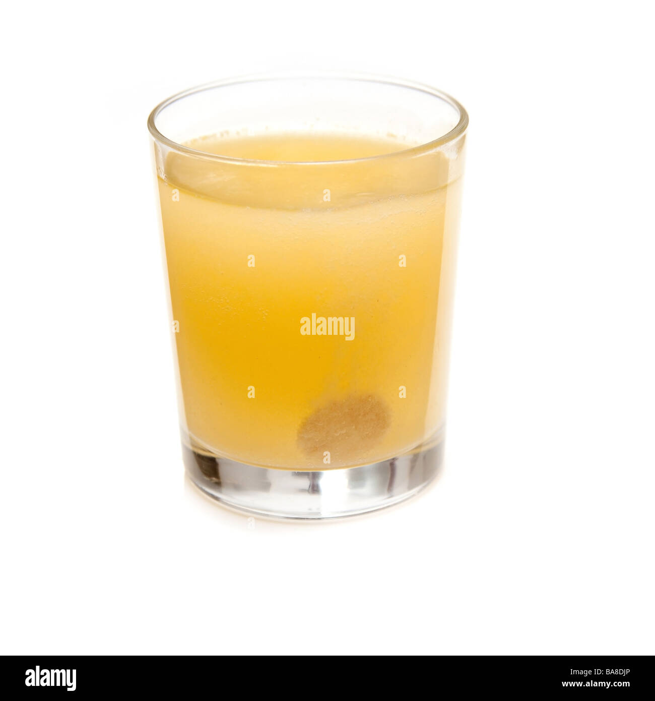 Effervescenti di vitamina C compressa dissoluzione in un bicchiere d'acqua. Isolato su un bianco di sfondo per studio. Foto Stock