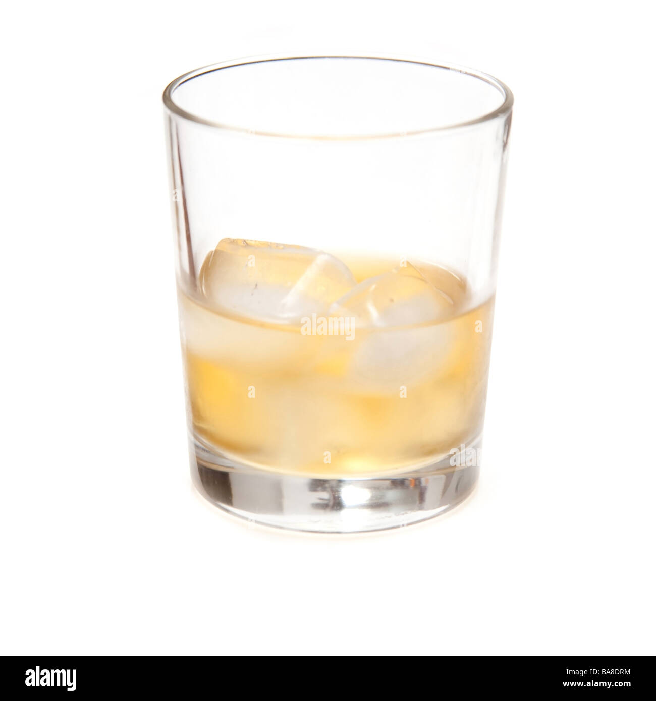 Bicchiere di Scotch whisky isolato su un bianco di sfondo per studio Foto Stock