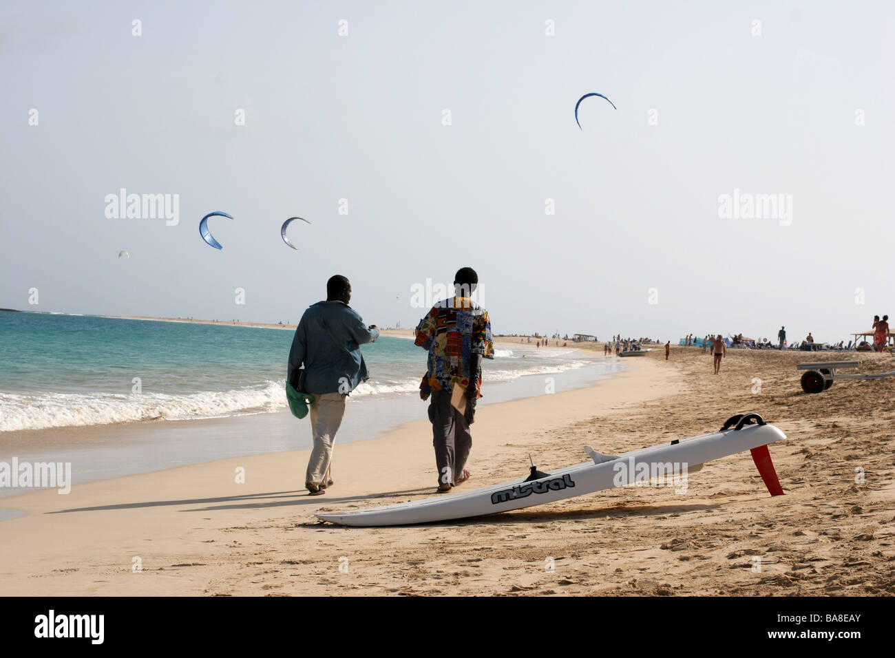 Due uomini a camminare in una spiaggia di Sal, una delle isole di Capo Verde. Foto Stock