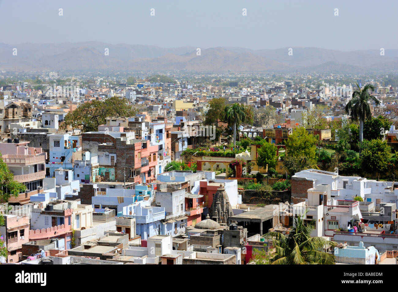 La colorata città di Udaipur sparsi sotto il palazzo della città in Rajasthan in India Foto Stock