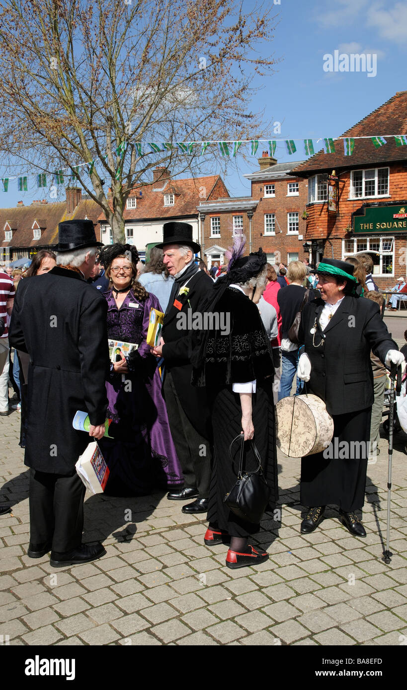 Petersfield town square la gente in costume per celebrare La ferrovia 150 Hampshire England Regno Unito Foto Stock