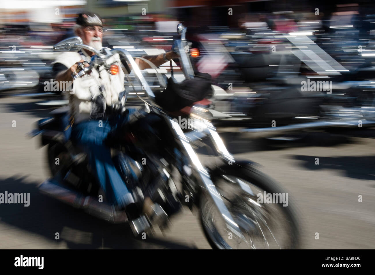 Il pilota del motociclo in movimento Sturgis annuale Raduno motociclistico South Dakota USA Foto Stock