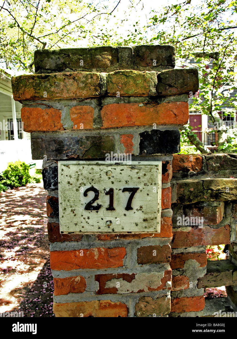 Muro di mattoni pietra angolare con numero 217 appena al di sotto del cappuccio, multi-colore di mattoni e muratura Foto Stock
