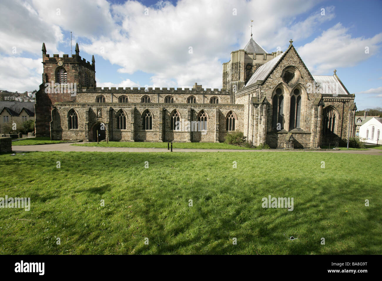 Città di Bangor, nel Galles. Facciata sud della chiesa cattedrale di Bangor compresi transetto sud, navata e torre centrale. Foto Stock