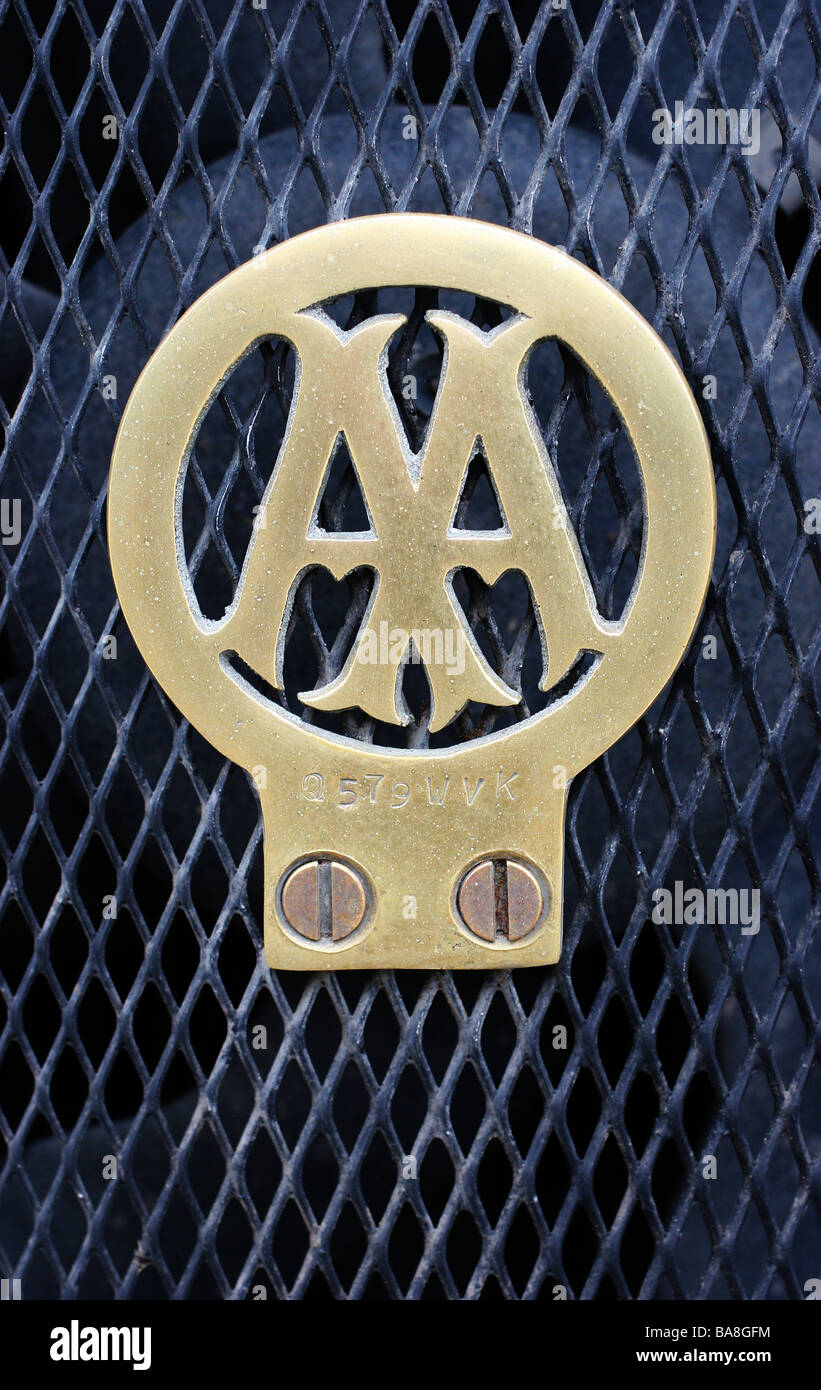 Ottone Vintage AA Automobile Association logo badge sulla griglia anteriore di un auto classica Foto Stock