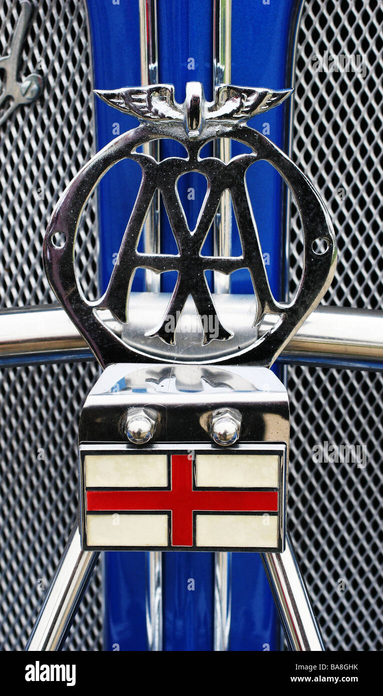 Vintage AA Automobile Association distintivo logo sopra l'Inghilterra bandiera su un classico british sportscar Foto Stock