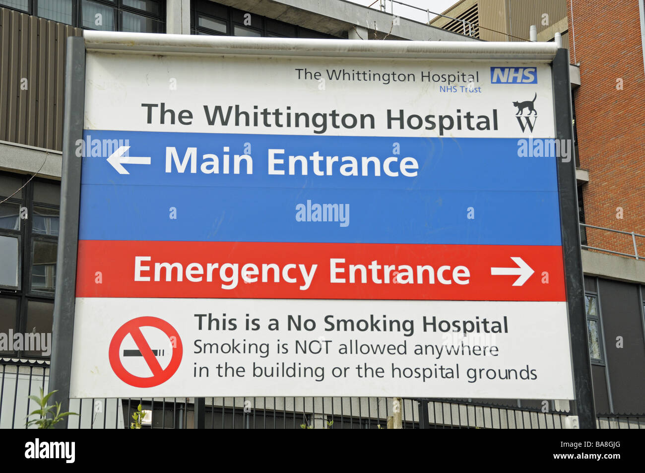 Segno di direzione al di fuori dell'Ospedale Whittington Highgate Hill Archway Islington North London Inghilterra England Regno Unito Foto Stock