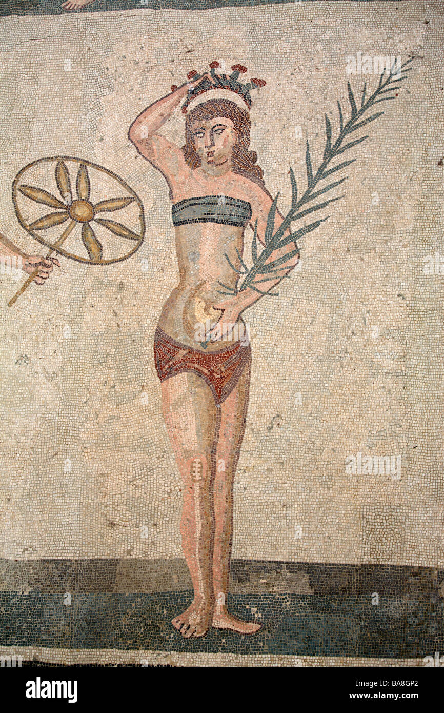 Incoronazione vincitore, ragazza Bikini mosaico nella Villa del Casale di Piazza Armerina, SICILIA, ITALIA Foto Stock