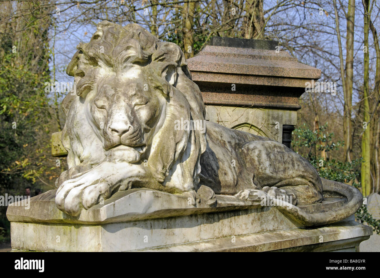 Lion statua di Abney Cimitero Parco Stoke Newington Hackney Londra Inghilterra REGNO UNITO Foto Stock