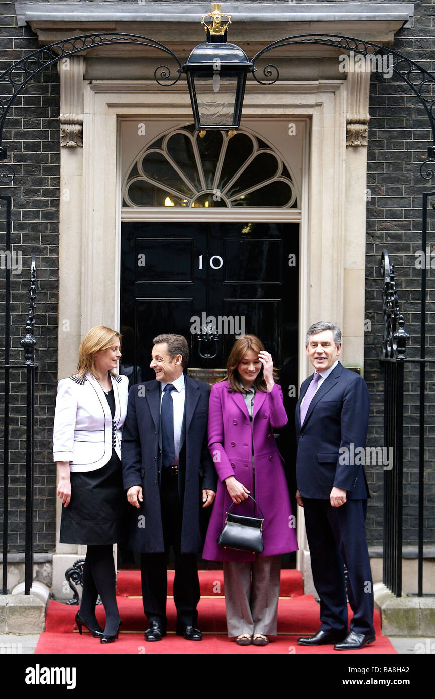 Il Presidente francese Nicolas Sarkozy e la moglie Carla Bruni Sarkozy con il Primo Ministro Gordon Brown e la moglie Sarah a Downing Street Foto Stock