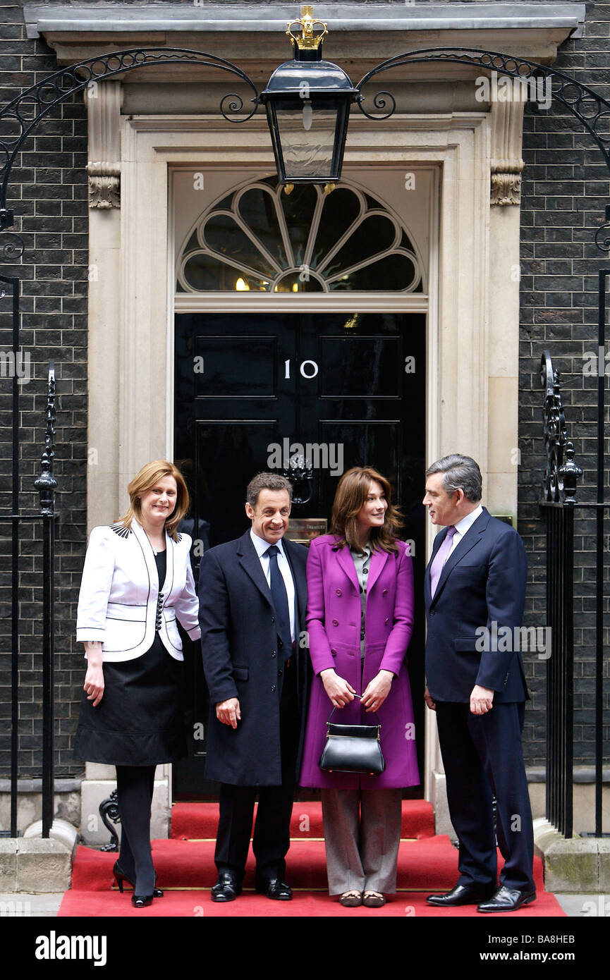 Il Presidente francese Nicolas Sarkozy e la moglie Carla Bruni Sarkozy con il Primo Ministro Gordon Brown e la moglie Sarah a Downing Street Foto Stock