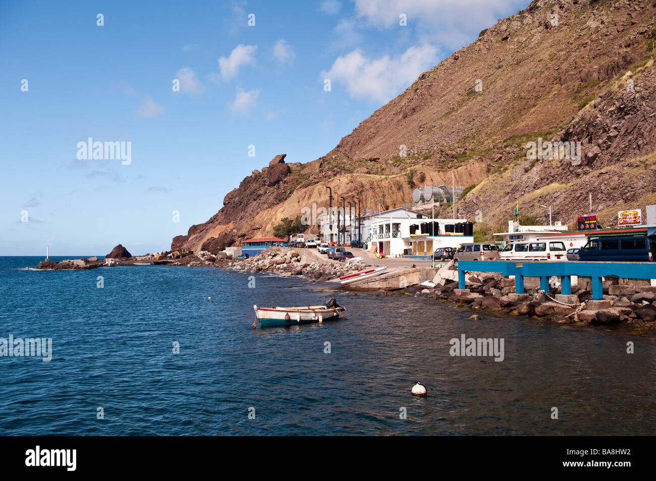 Fotografia di Fort Bay, Saba con la strada che conduce fino al fondo Foto Stock