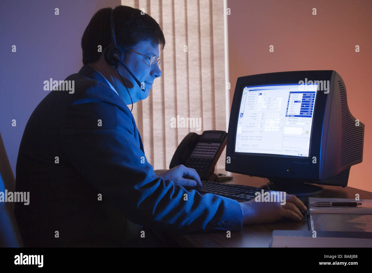 I dirigenti di lavorare in ufficio con il computer. Foto Stock