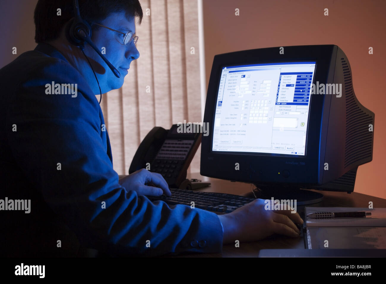I dirigenti di lavorare in ufficio con il computer. Foto Stock