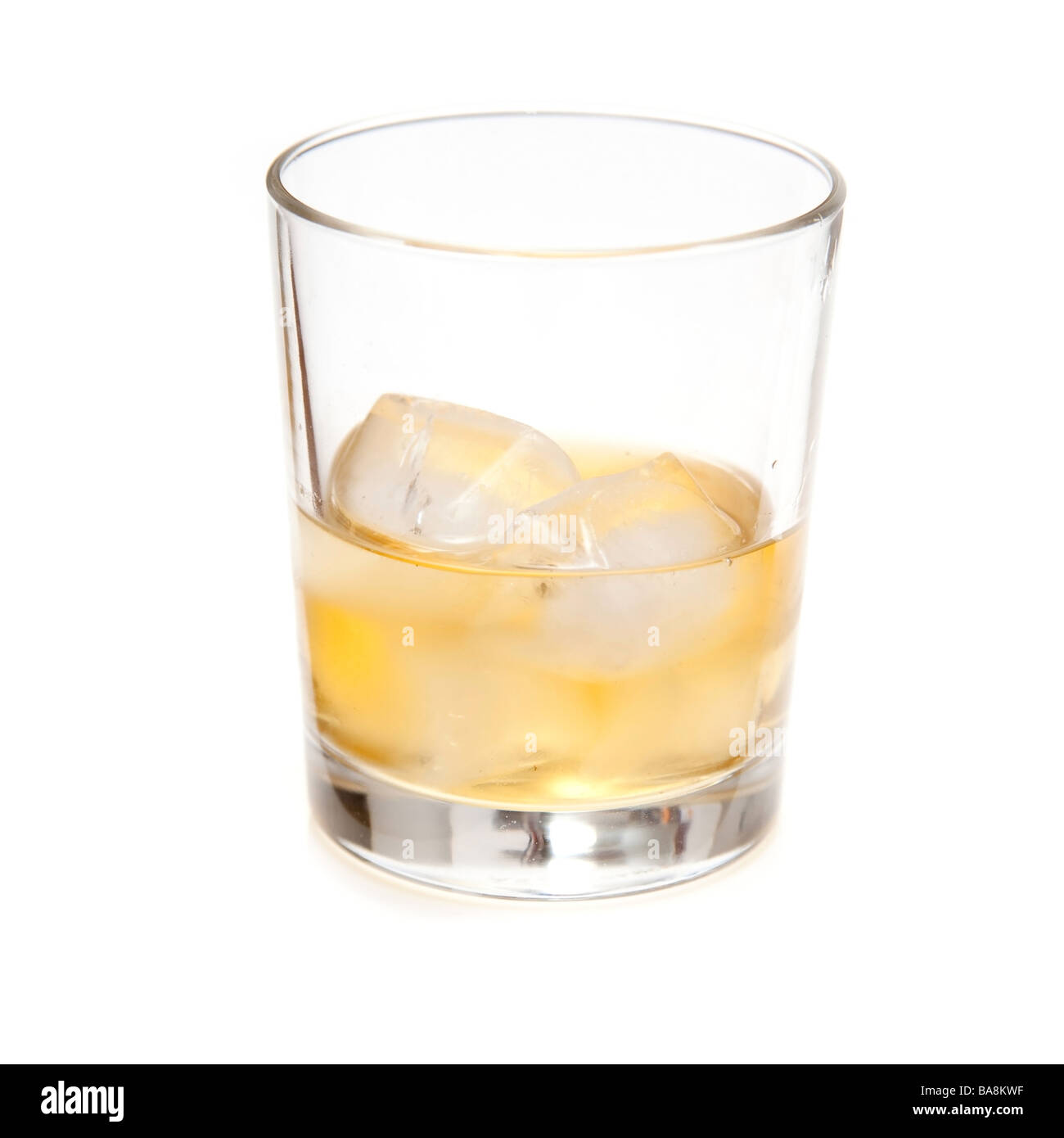 Bicchiere di Scotch whisky isolato su un bianco di sfondo per studio Foto Stock