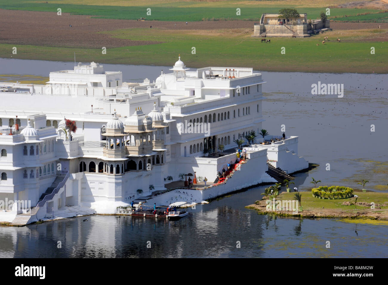 Il Lake Palace Hotel sulla Jag Niwas isola in Udaipur Rajasthan in India Foto Stock