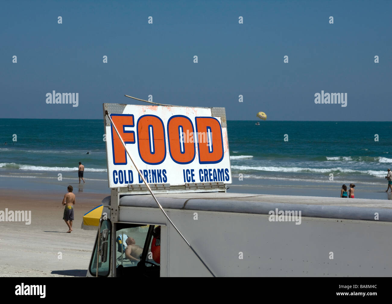 Supporto di concessione che segnala i loro articoli alimentari lungo una trafficata ocean beach durante la pausa di primavera Foto Stock