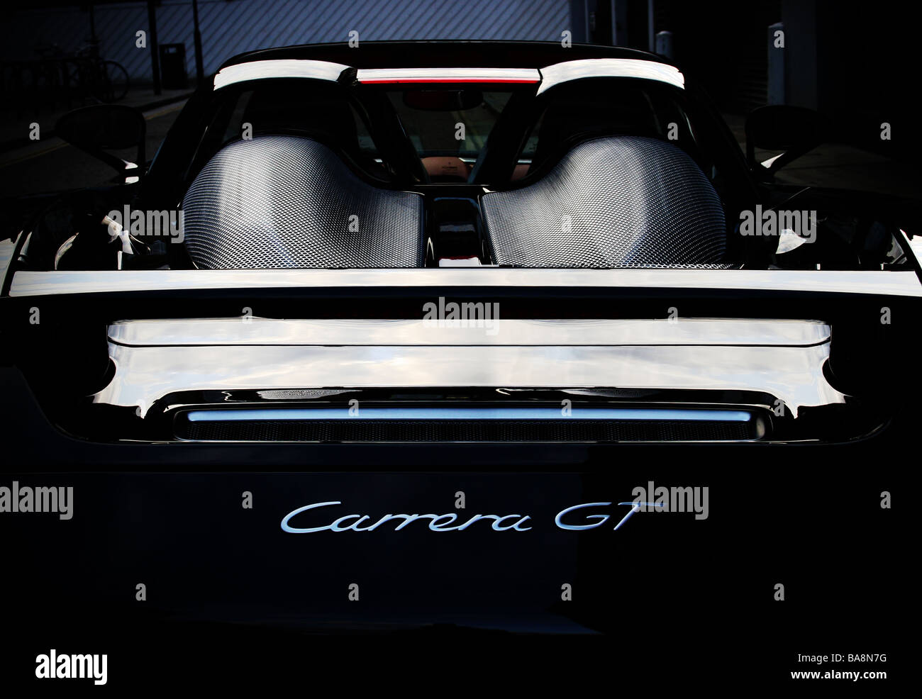 Vista posteriore del coperchio motore boot e spoiler di un nero Porsche Carrera GT Foto Stock