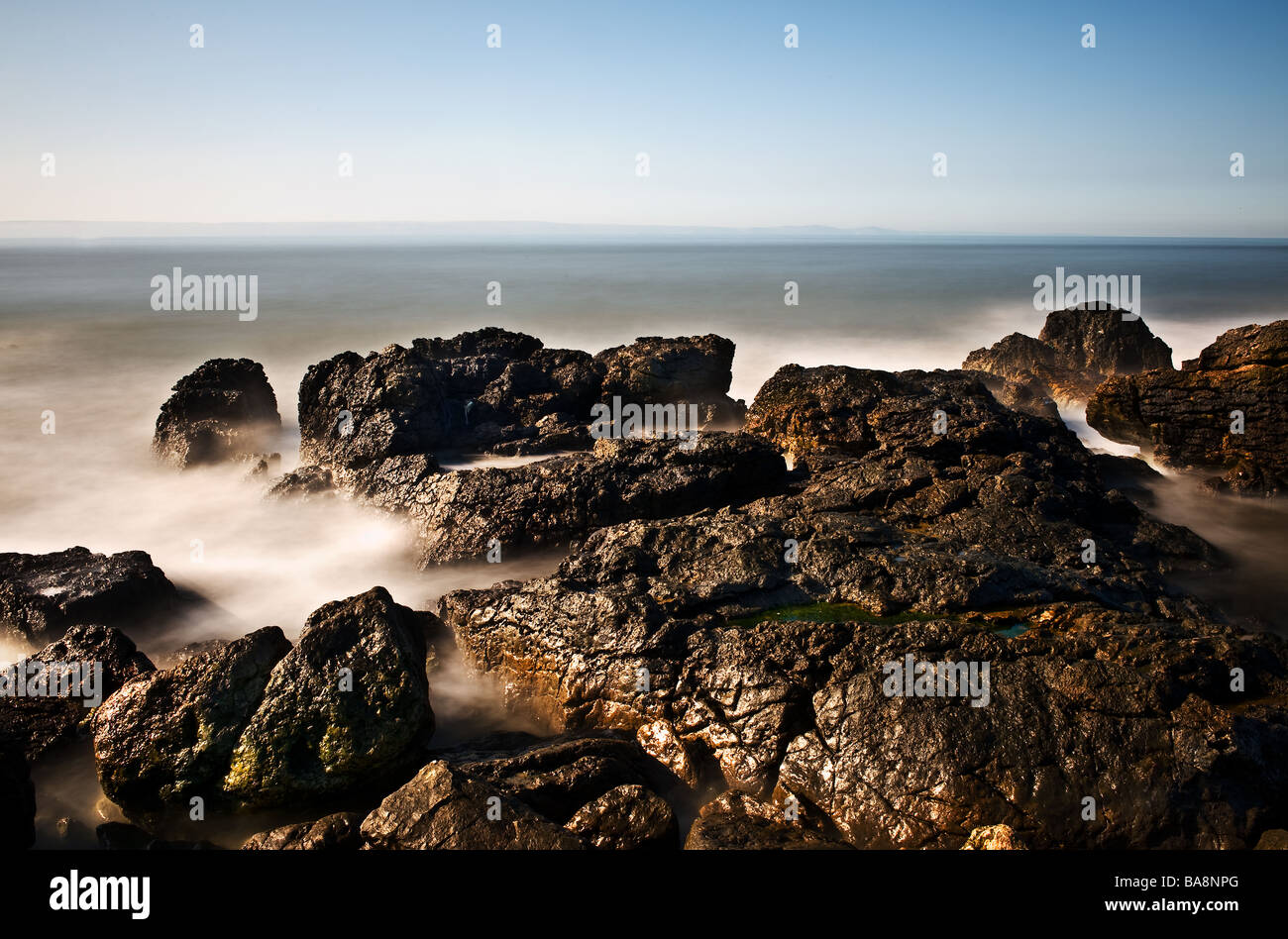 Le rocce sul lungomare spiaggia a Porthcawl in Galles. Foto di Gordon Scammell Foto Stock