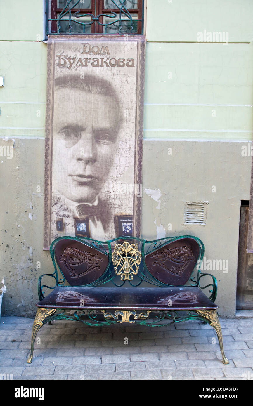 Ritratto di Michail Bulgakov davanti a casa sua. Michail Bulgakov è uno scrittore russo autore di ' Maestro e Margherita" Foto Stock