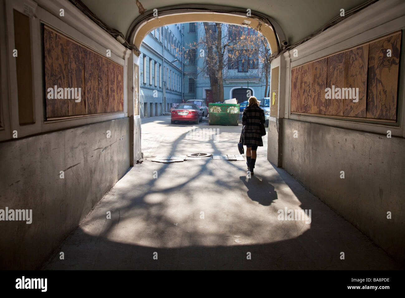 Gate leading di Michail Bulgakov house. Michail Bulgakov è un autore russo, autore di ' Maestro e Margherita", Mosca, Russia Foto Stock