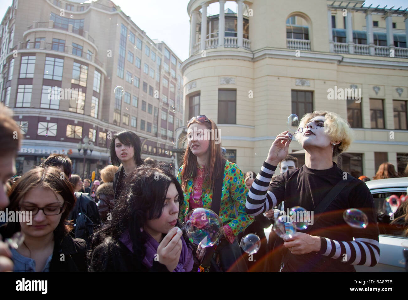 I giovani russi giocando la domenica nel Arbat street la famosa strada degli artisti di Mosca , Russia Foto Stock