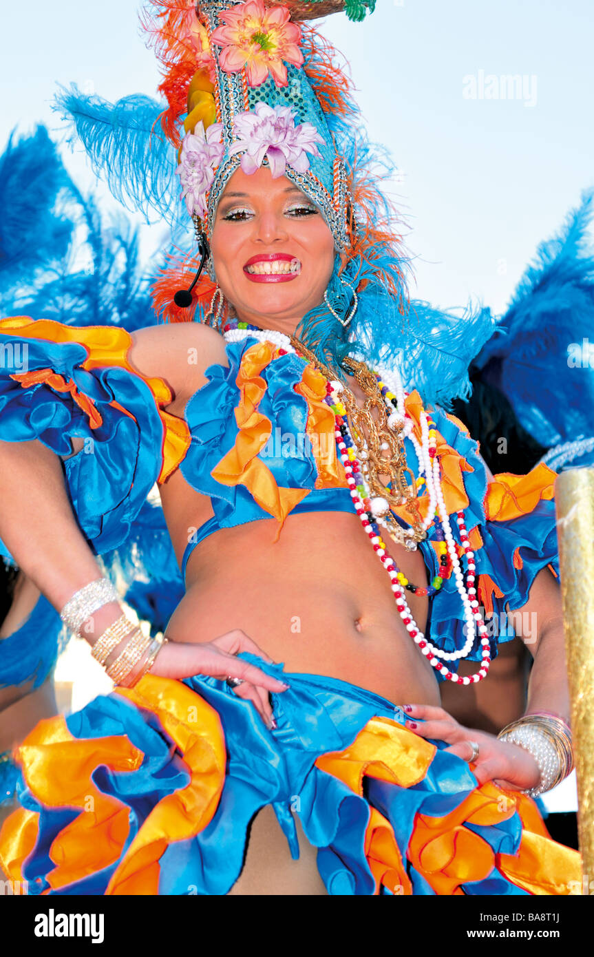 Donna con costume colorato, vestiti come cantante brasiliana Carmen Miranda  alla sfilata di carnevale di Loule Foto stock - Alamy