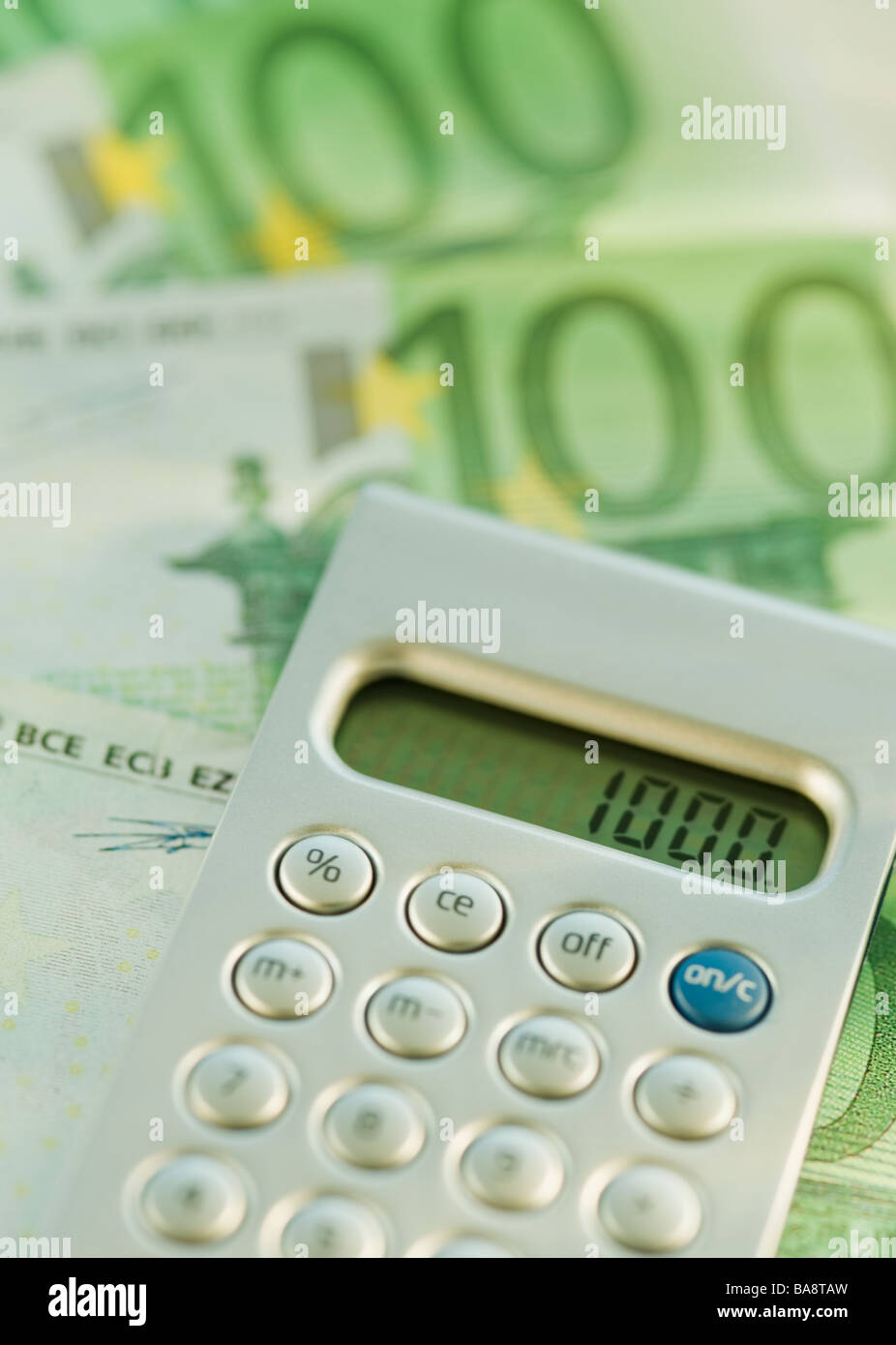 Calcolatrice e 100 le banconote in euro Foto Stock