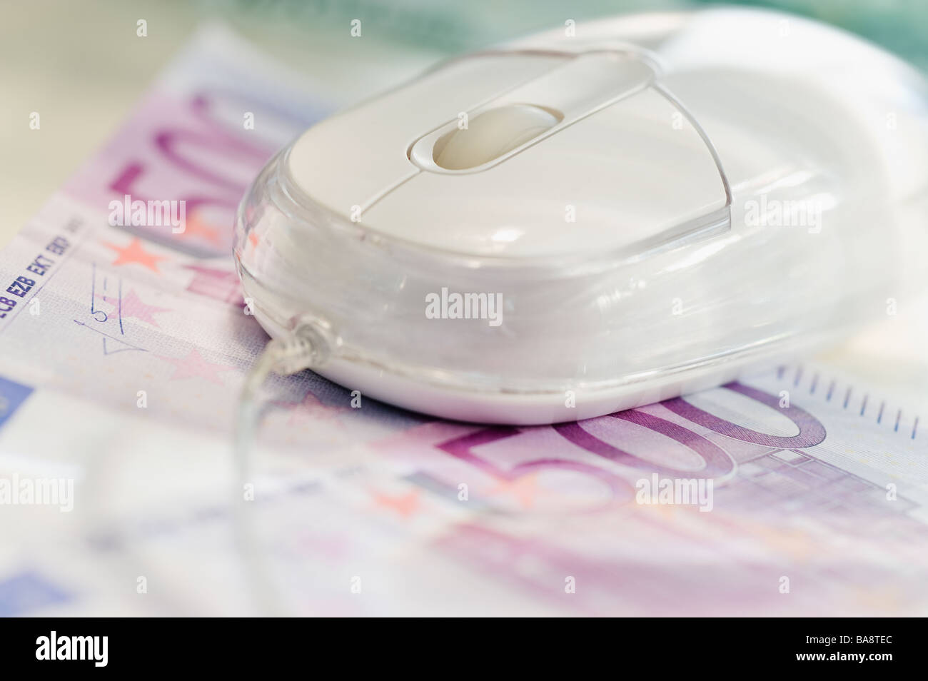 Le banconote in euro e il mouse del computer Foto Stock