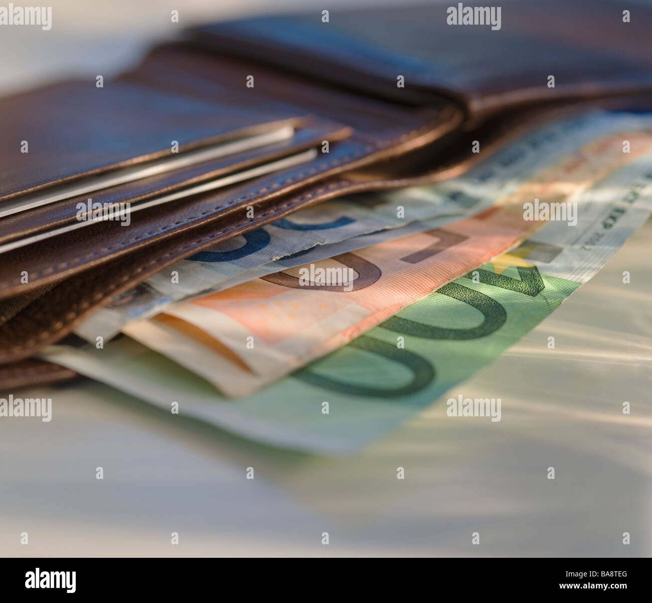 Le banconote in euro nel portafoglio Foto Stock