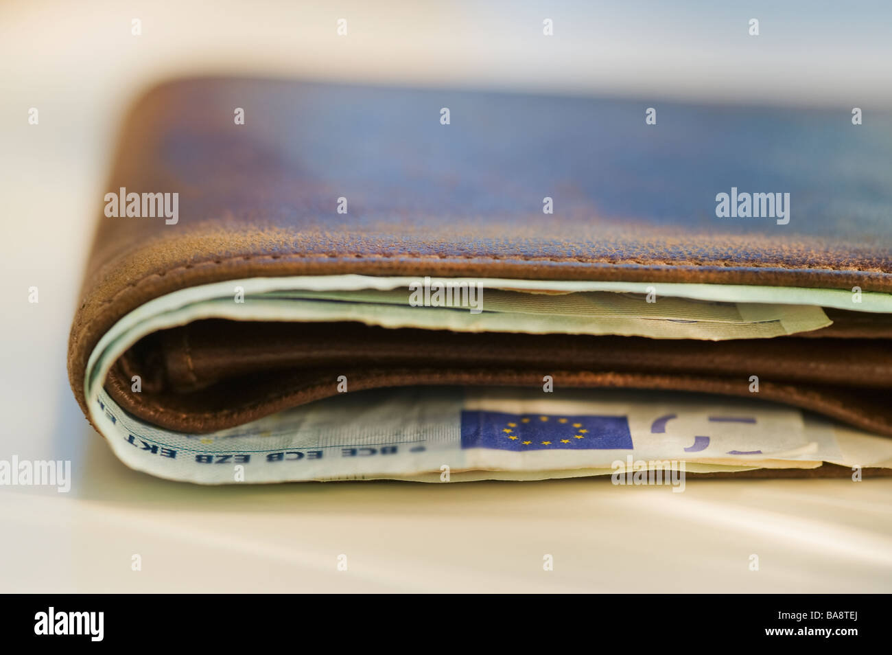 Le banconote in euro nel portafoglio Foto Stock
