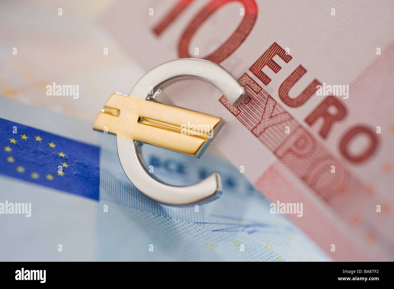 Le banconote in euro e il simbolo dell'euro Foto Stock