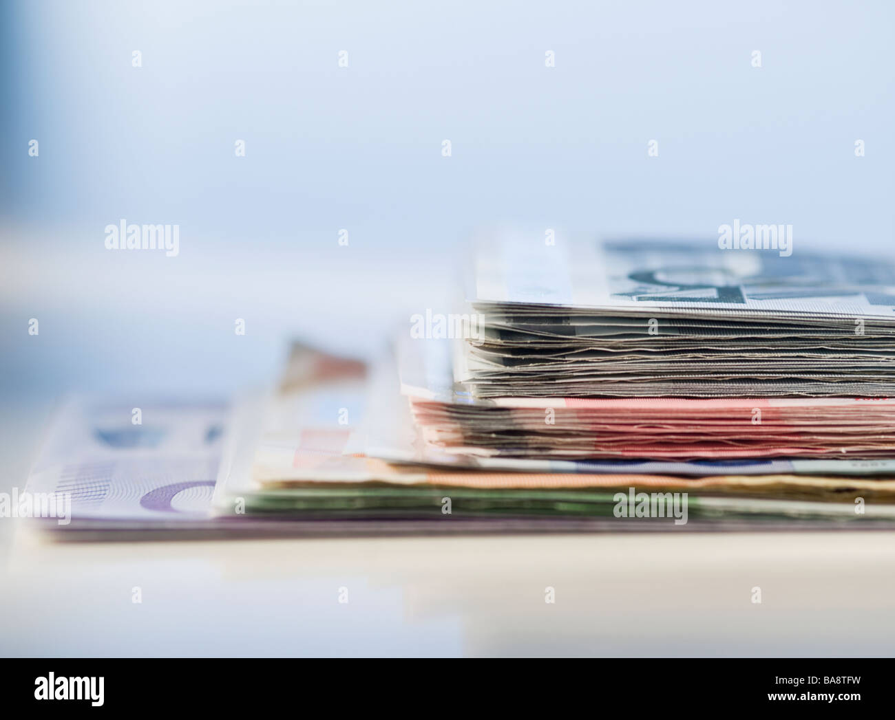 Un assortimento di banconote in euro Foto Stock