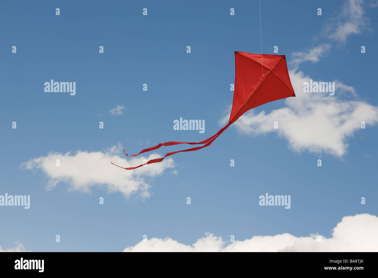 Cervo volante rosso nel cielo Foto Stock