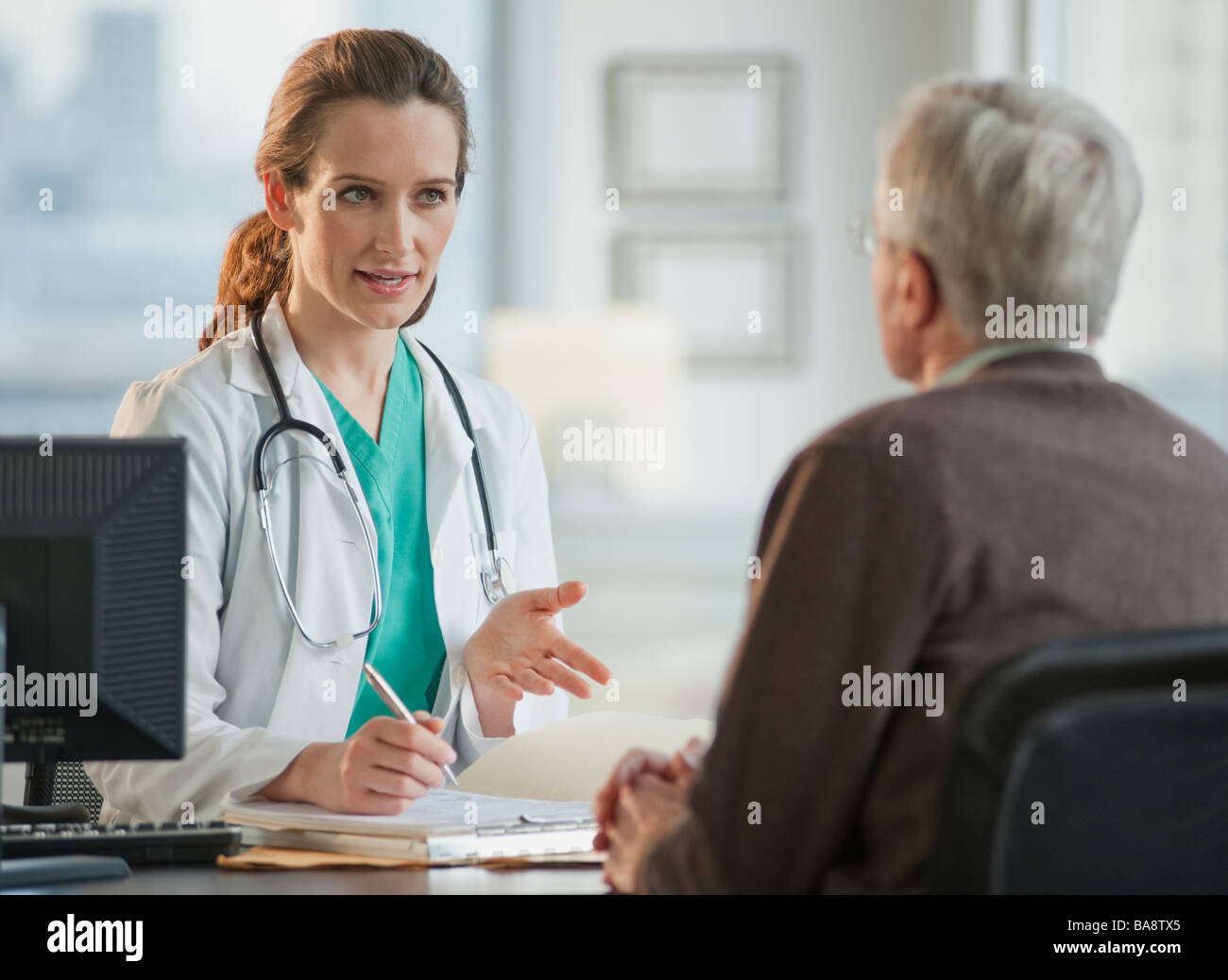 Medico consultato con uomo senior Foto Stock